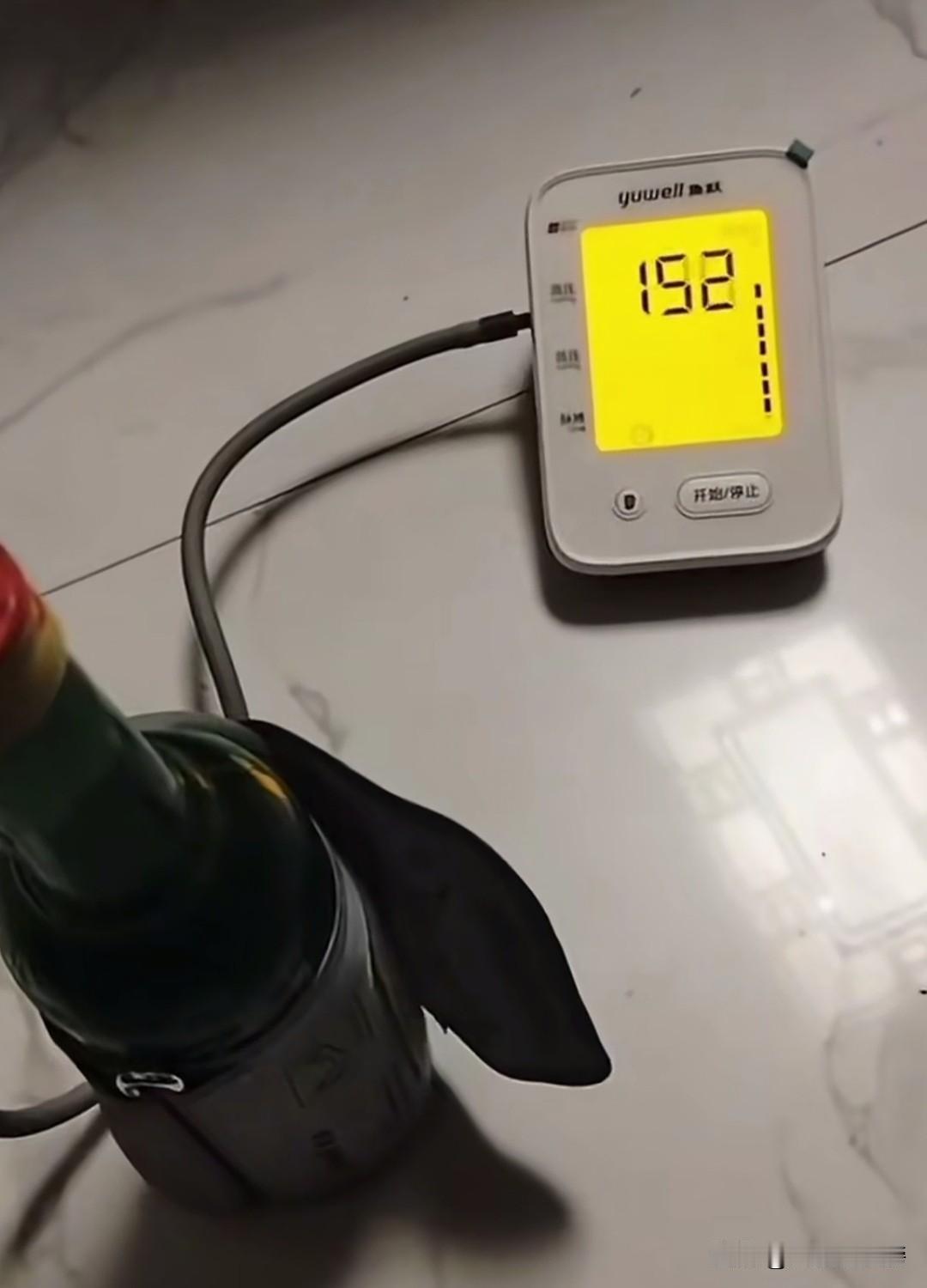 我们的高科技真是厉害，酒瓶子都能测出血压。就问牛不牛？