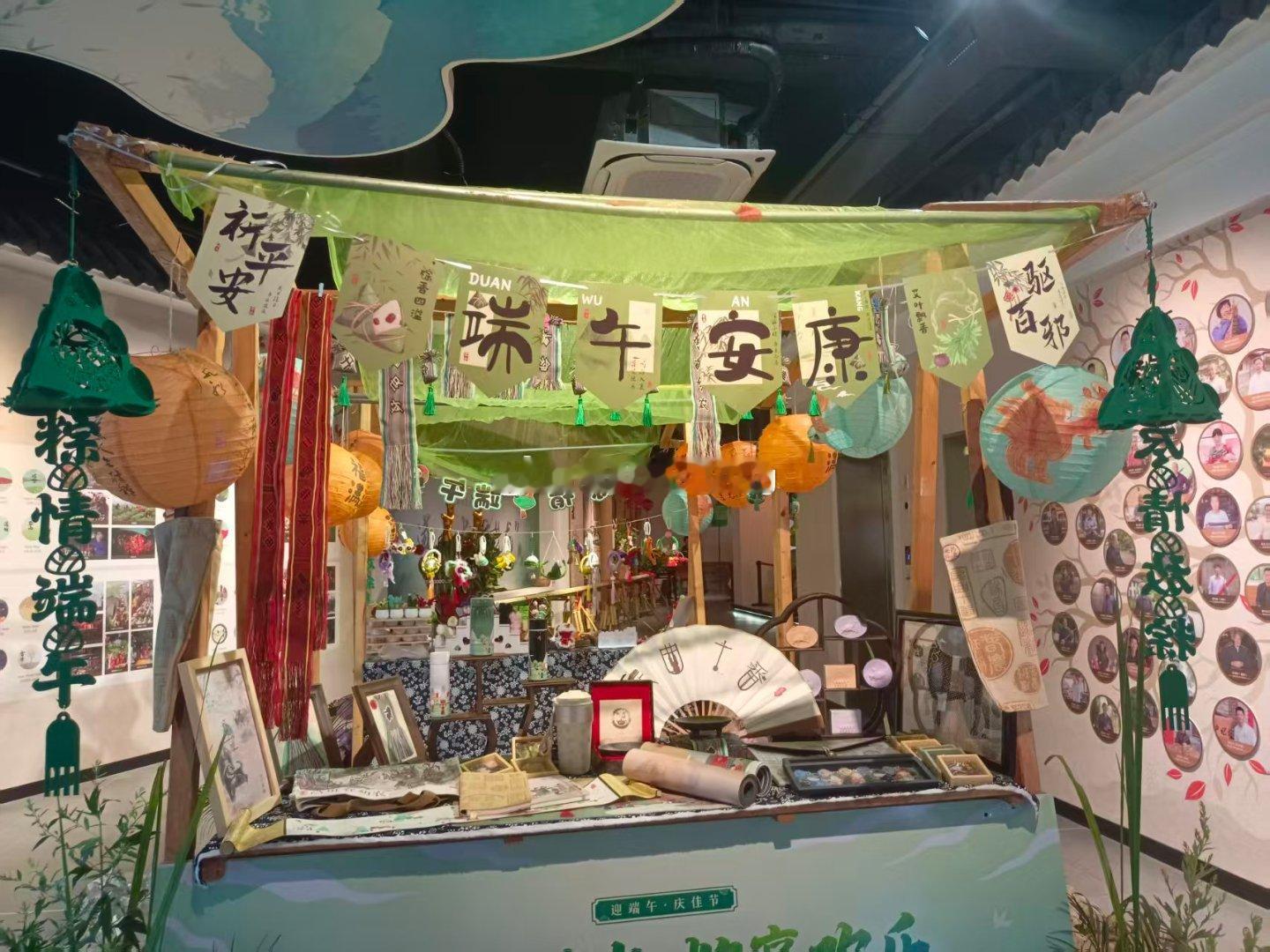 生活手记端午节轻汗微微透碧纨，明朝端午浴芳兰。流香涨腻满晴川。彩线轻缠红玉臂，小