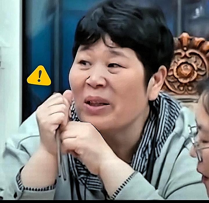 代入房主任女儿的视角，让人想到一个残酷现实：人很容易活成自己曾经讨厌的模样！房主