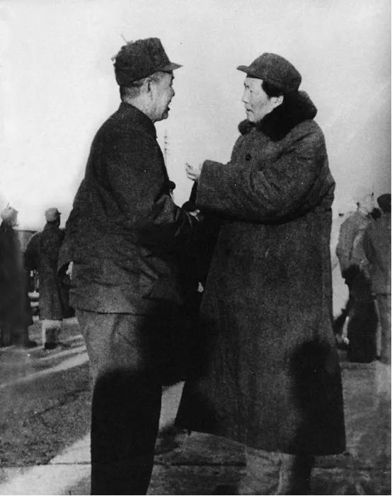 新中国成立时，周总理宣读国家干部名单，在念到傅作义的名字时，他突然站起来大喊：“