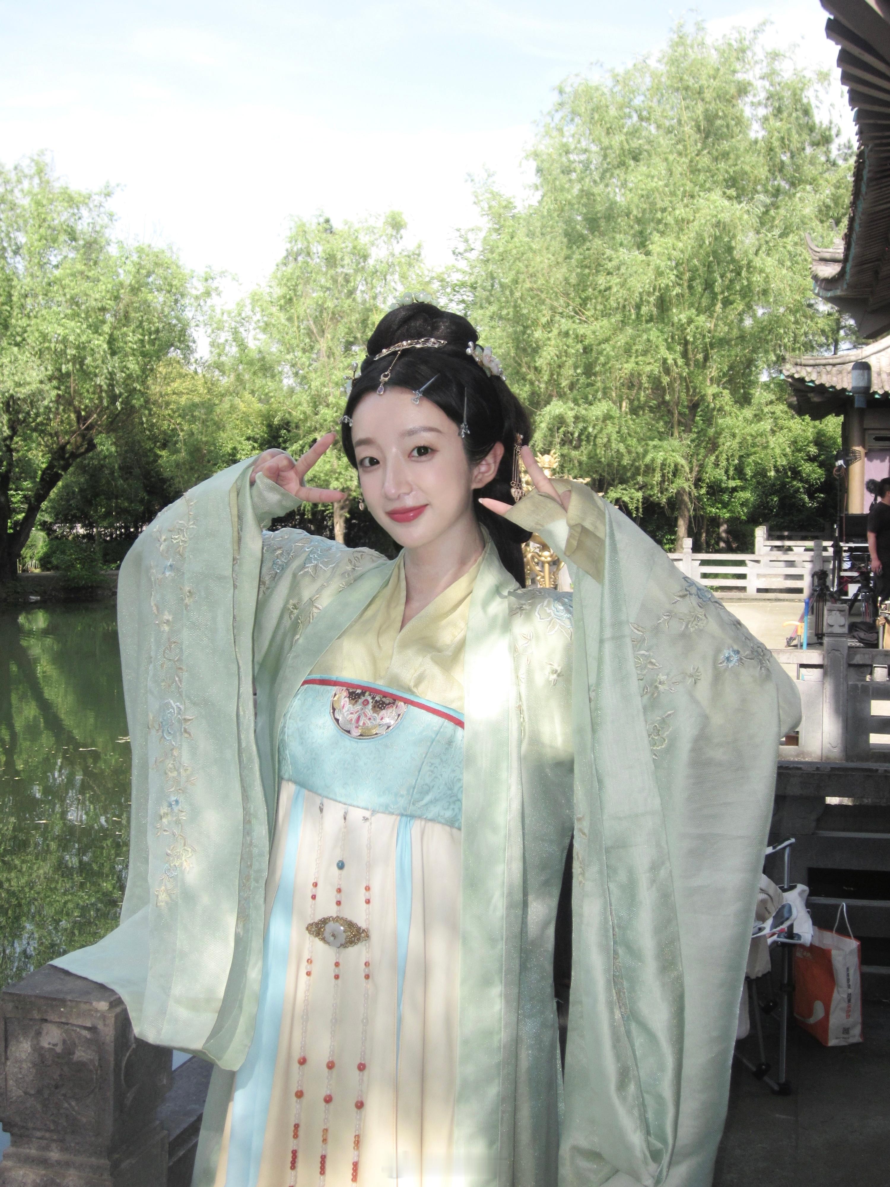 补一个开&杀大快乐！！🎬✨很少拍古装嘿嘿为了贴合角色掀起了我的铁刘海儿～无刘海