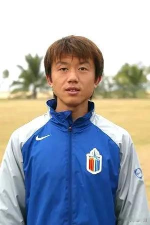 退役后的黄勇，转型成为教练。而家里，一个“接班人”正野蛮生长。他5岁的儿子，对足