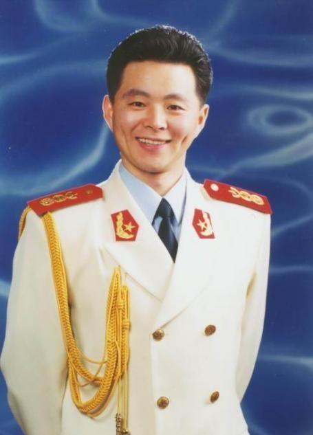 歌唱家王宏伟40岁还没有找到另一半，有一次去新疆演出，一位老朋友也替他着急，说：