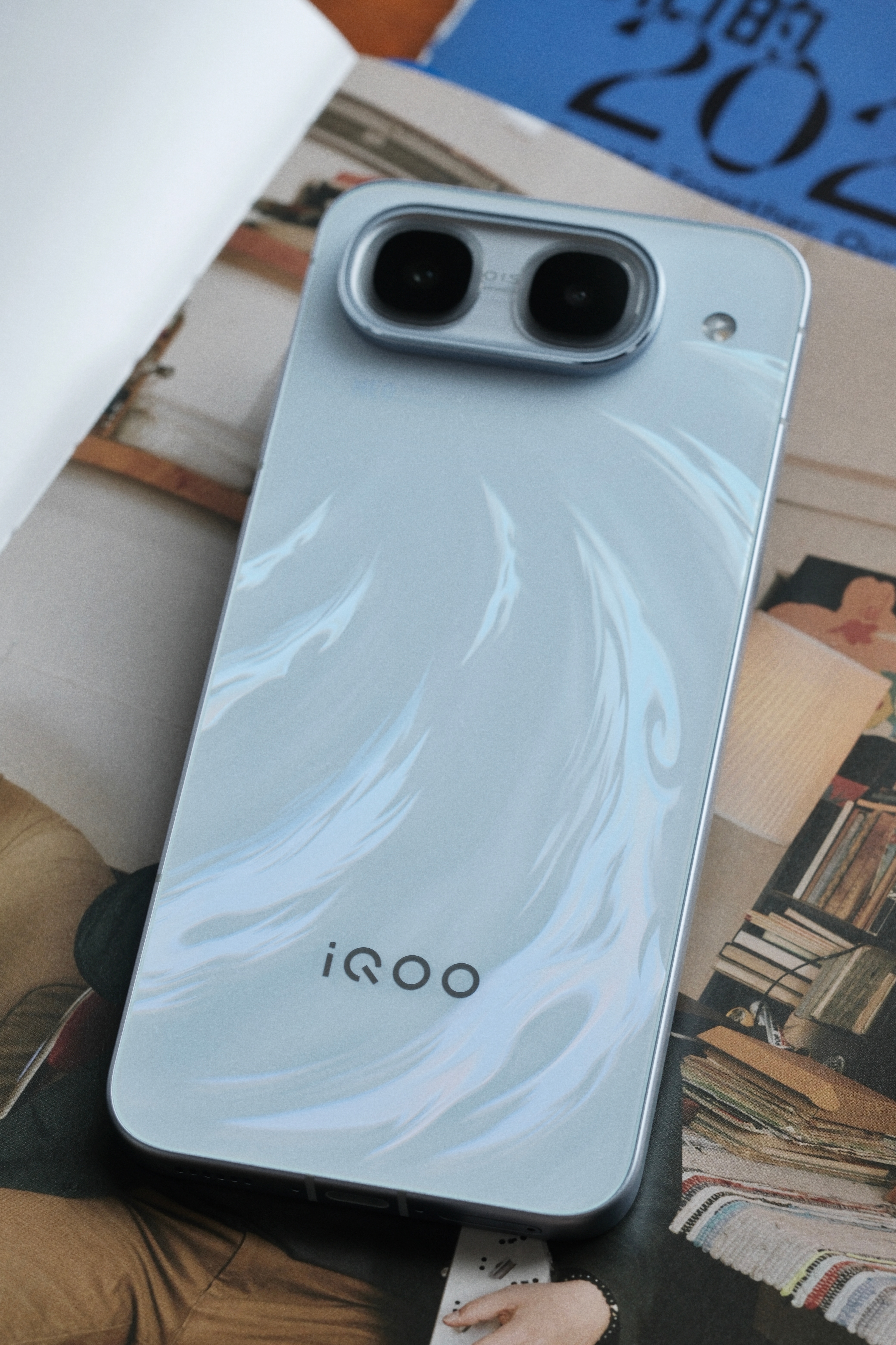 iQOO Neo11至尊版上手实拍，想要旗舰性能，爱玩游戏的这台是真的可以蹲一蹲