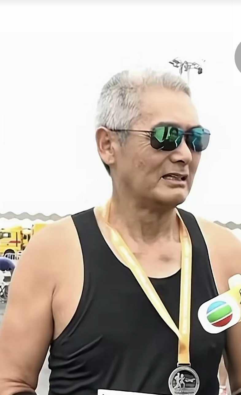 170多岁的周润发跑完马拉松，又现身10km组啦！这次他是陪老友参赛，还说享受过