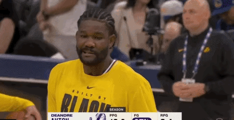 离谱！热身时艾顿被篮球吓的不敢接球