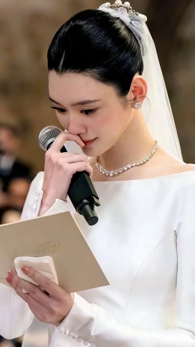 越简单越高级！在奚梦瑶身上体现的淋漓尽致。看多了普通人的婚礼，清一色大浓妆，礼服