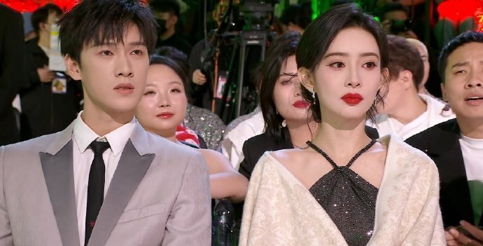 这段简直了，孟姐最开始在镜头下发呆，应该以为没有摄像机，扣了扣指甲给小林看，然后