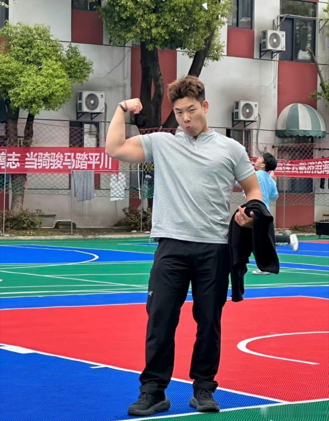 音综选手喝了四两来直播了谁懂郑嘉慧直播唱《鸿雁》，主持人调侃“不喝四两不敢唱”，
