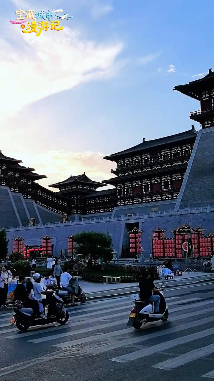 宝藏城市漫游记。
应天门广场红云飘来，傍晚洛阳应天门南广场古风霞影盛唐风采。