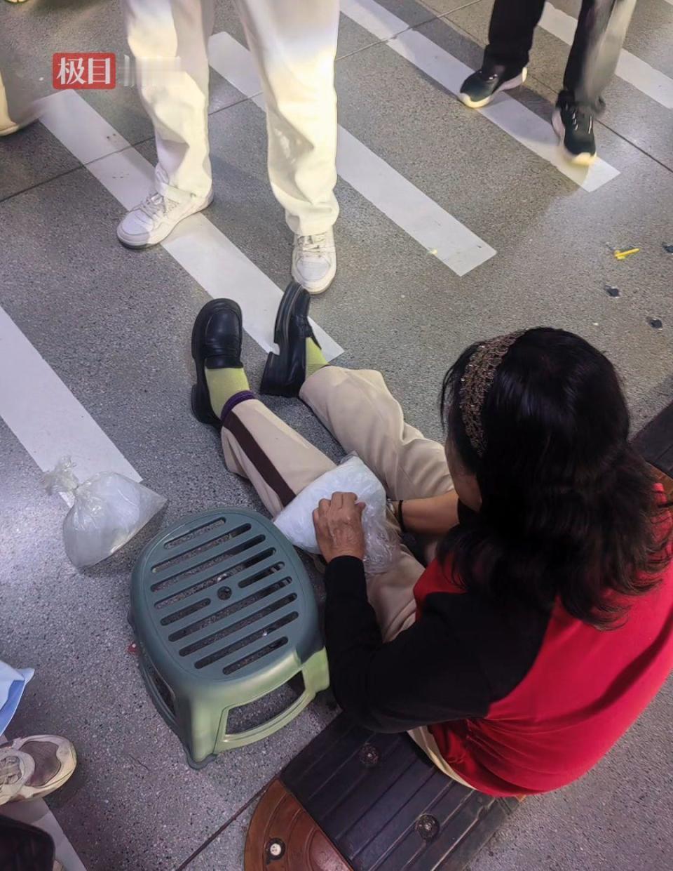 胖东来再封神！顾客摔倒全程护送垫付，员工一年6次表扬奖5万欧洲游

山西游客带母