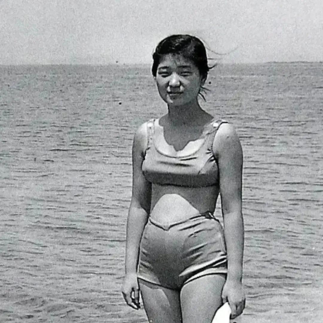 1967年，少女时代的朴槿惠，穿着泳装，留下了这一张老照片，从照片中可以看到少女