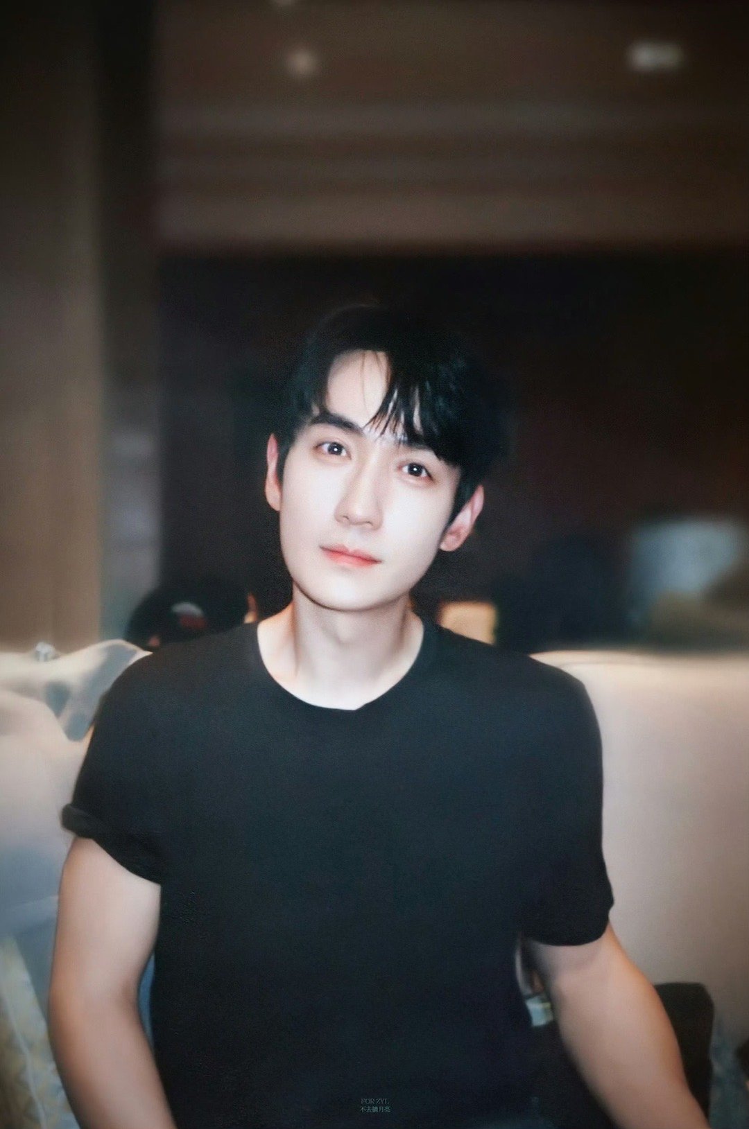 看着电视上的阿赑，再看看他的近照同一个人吗