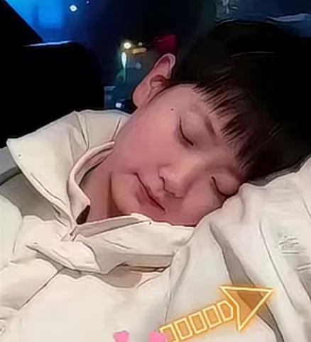 找疯了!
全网都在寻这个肩膀的主人
这两天网上突然疯传这张照片
深夜莎莎的睡姿太