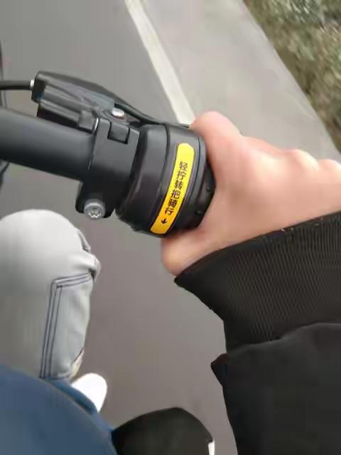 骑电动车必须先捏刹车才能走：这个“反人类”设计，其实是你的保命符

揭秘！！为啥