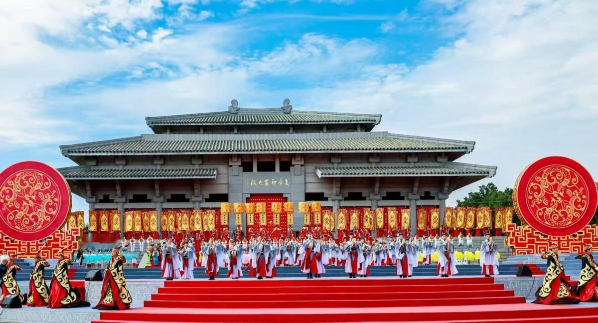 农历三月初三，丙午年黄帝故里拜祖大典在新郑举行，全球华人共赴文脉之约。大典遵循九