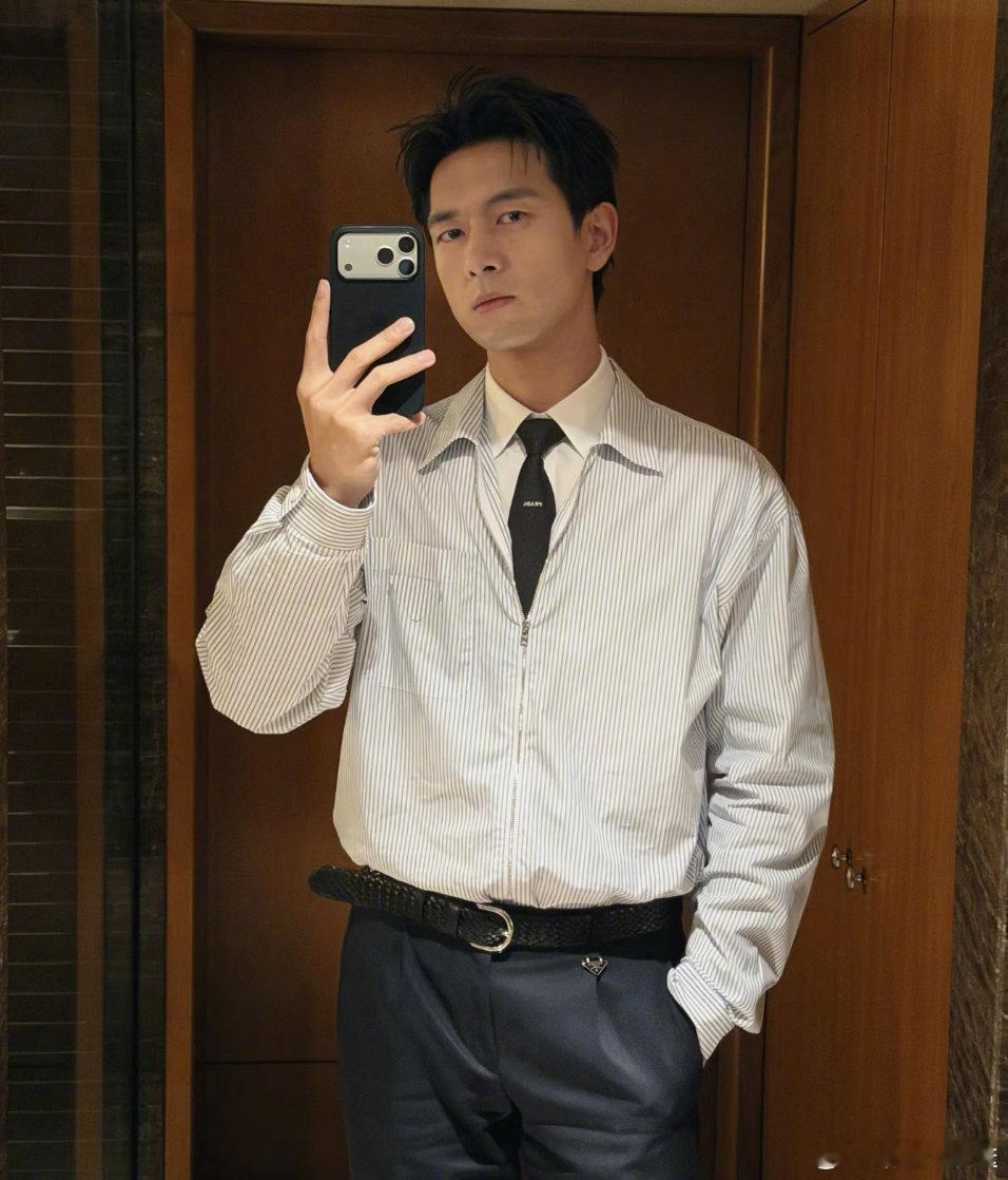 李现自拍居然这么曼妙李现被李现爆料 25日李现晒出攒了一个月的自拍 + 生活随拍