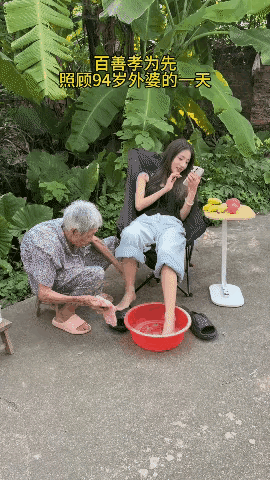 让年迈且痴呆的婆婆，侍候躺平啃老族孙女儿的衣食住行！婆婆的举动，真的是惊讶所有人