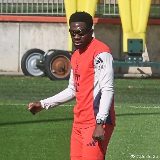 🚨🚨🚨［圖片報］：阿方索·戴維斯昨天戴著一種名為頻閃眼鏡的特殊眼鏡進行訓練