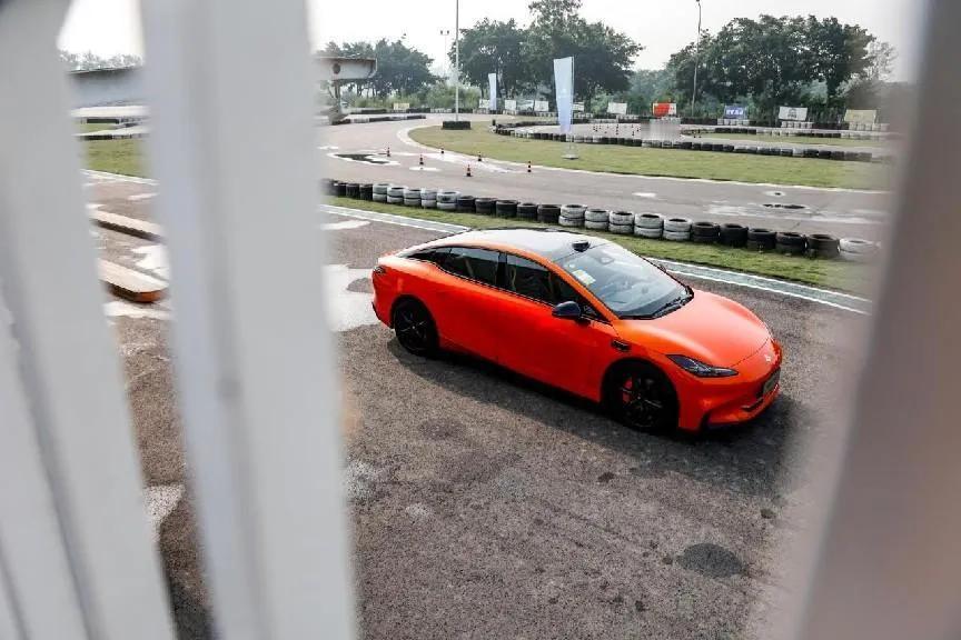 周鸿祎称中美AI差距主要在于确定技术方向，一旦方向确定，差距应能在一两年追上？有