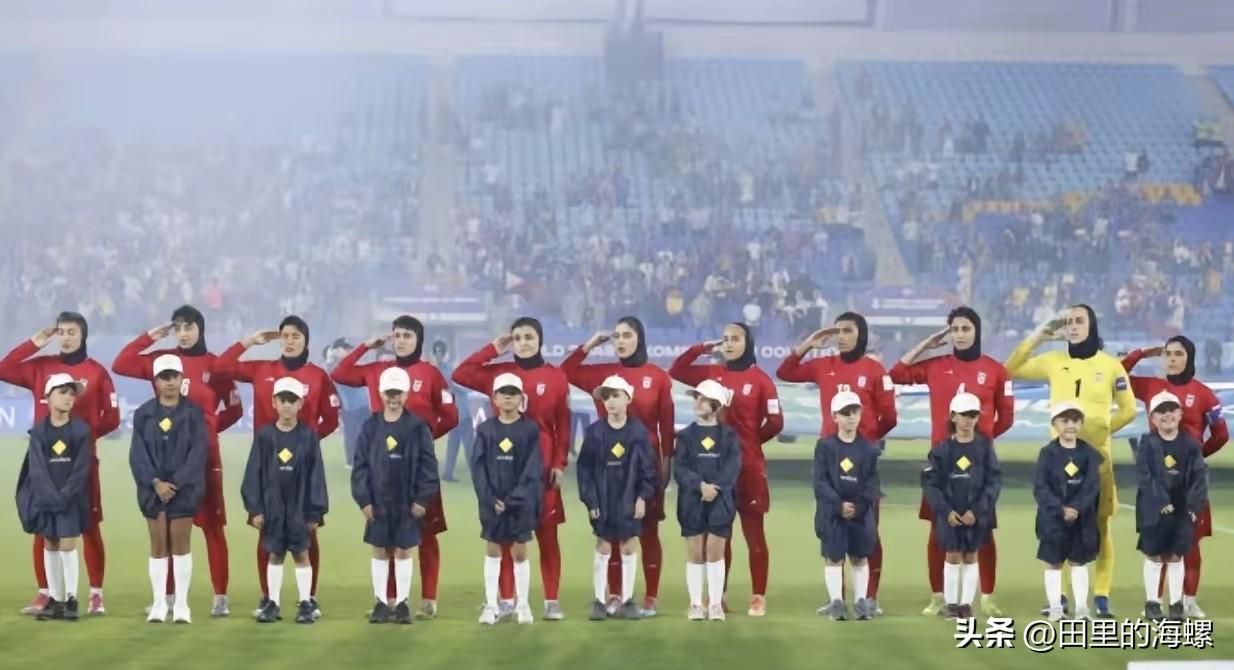 幼稚！3月2日，伊朗女子足球队在澳大利亚参加亚洲杯比赛场上，全体拒唱国歌，被伊朗