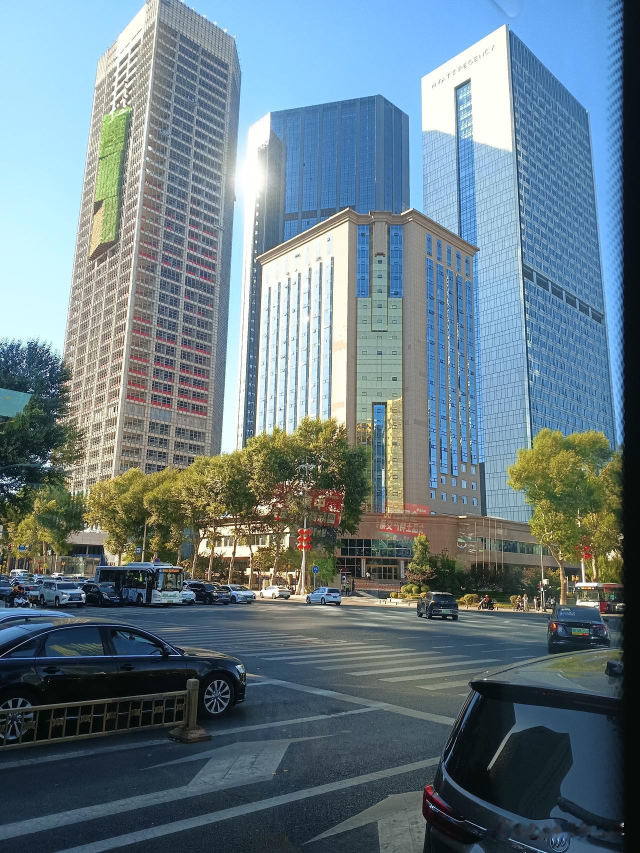 今天秋分，昼夜平分。
我越来越觉得，白天天短了，天黑得早了，以为夜长，其实昼夜刚