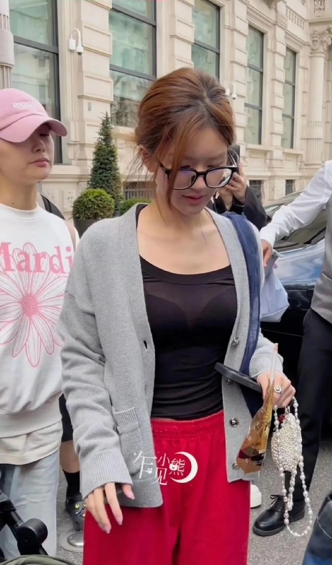 赵露思，好宠粉！

9月20日，赵露思突然引发热议，只因为她这次的米兰之旅还请了