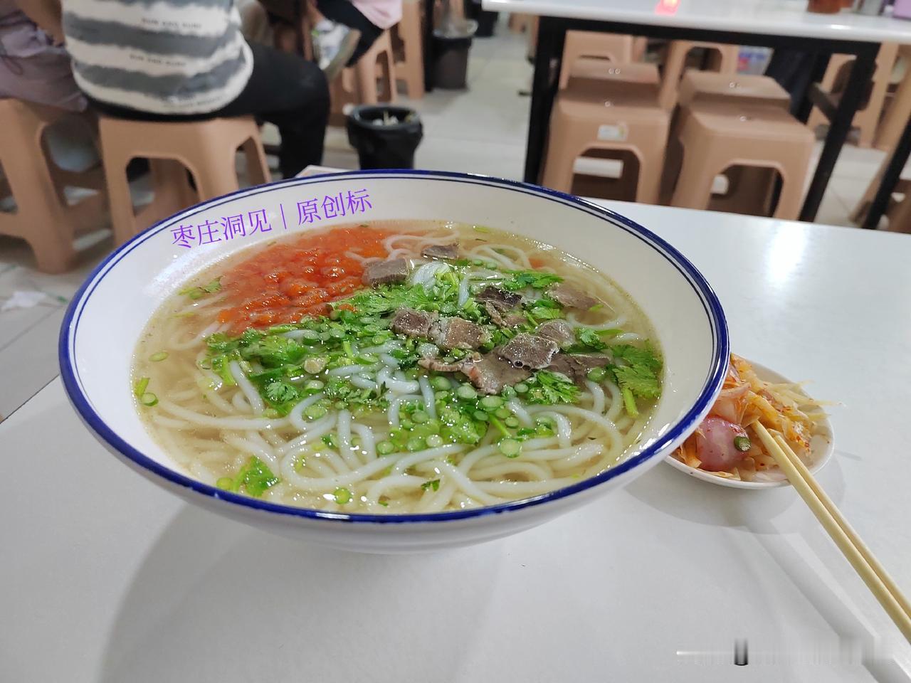 饭量大，吃巨碗拉面｜在峄城“老镇中”门口，有一家卖拉面的老店——巨碗拉面。现在，