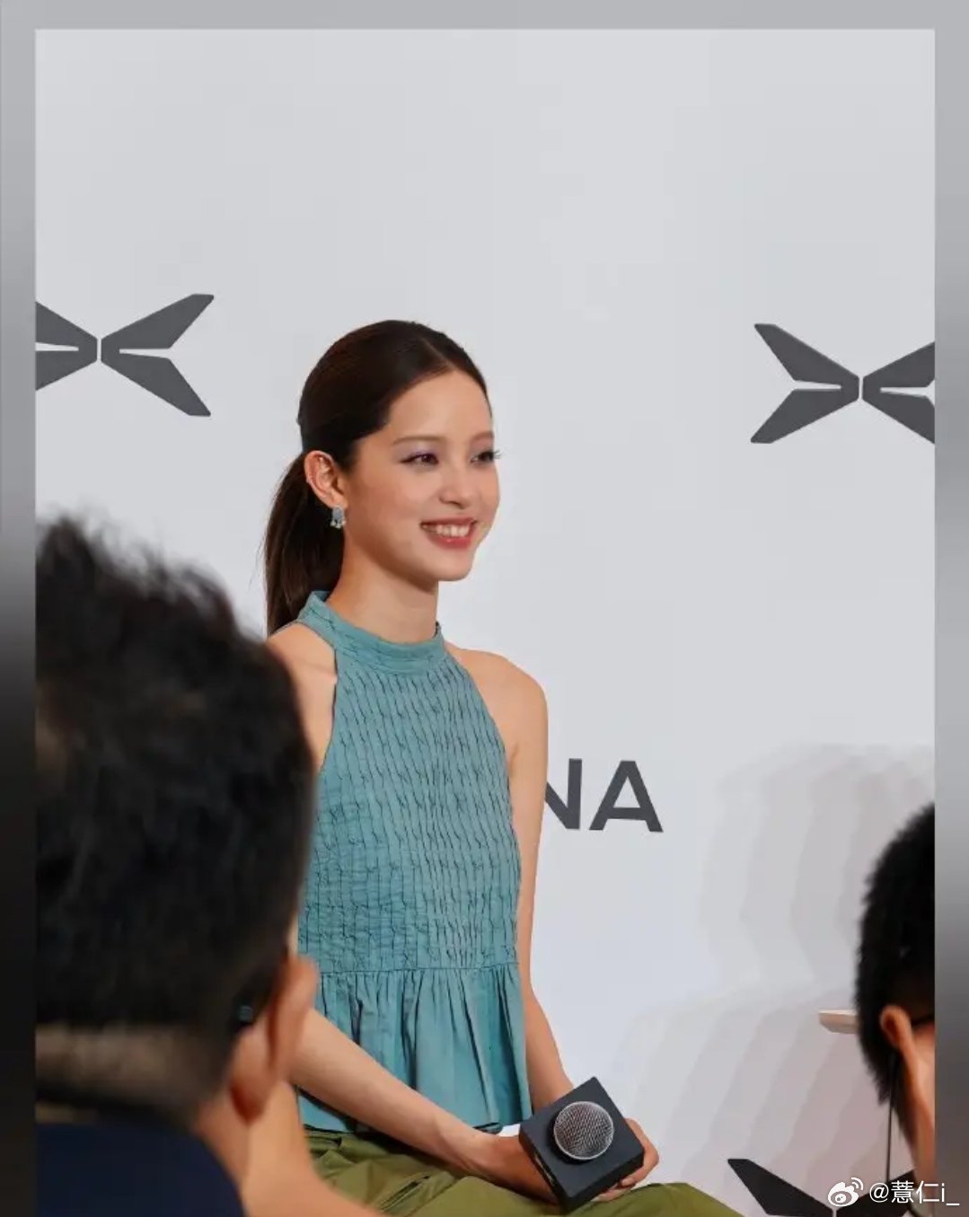 欧阳娜娜小鹏发布会路透照 真人好甜 难怪被大兄弟一个劲猛拍 