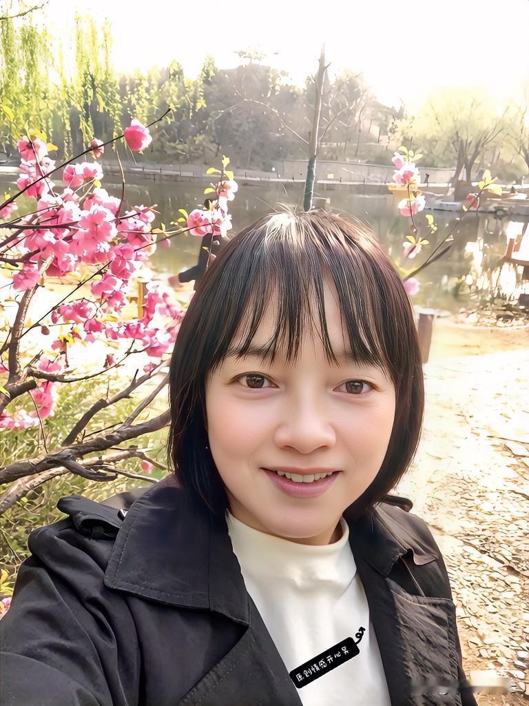 【一枕诗书·鹧鸪天～词组】
文／开心吴

最美人间四月天，桃花如火柳含烟。海棠着