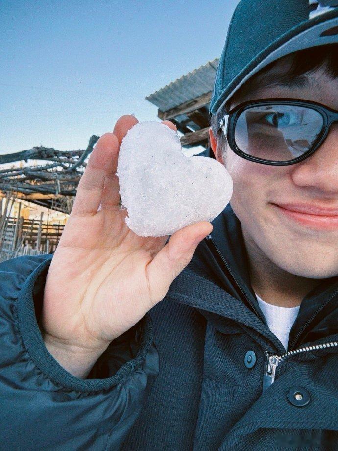 哈哈，王一珩和小雪人就像一对最佳拍档呀， 王一珩雪人守护  展现了他们的欢乐时光