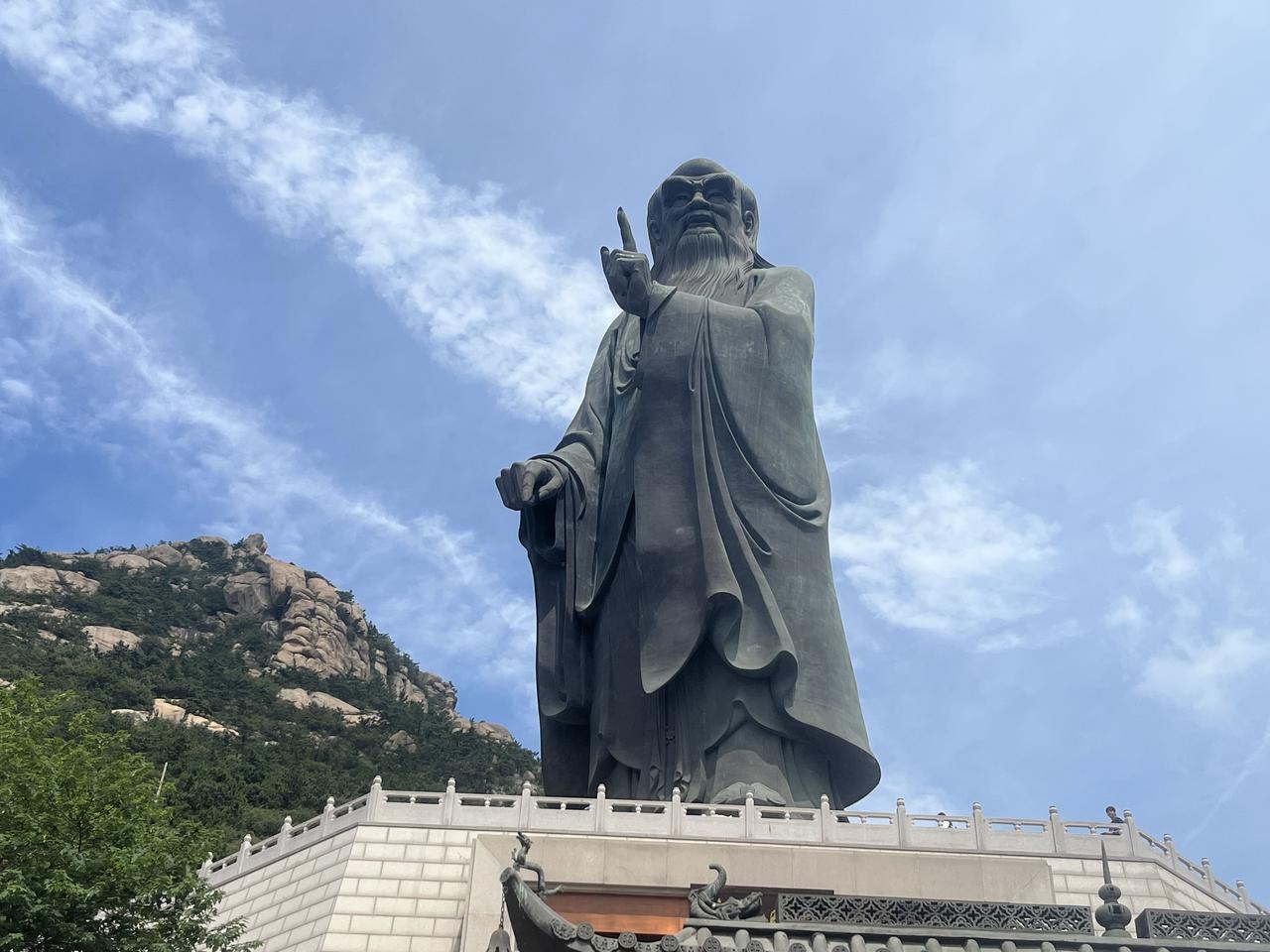 我在山东省青岛市崂山风景区，太清宫后山的老君峰下，瞻仰了老子铜雕像。据说是目前世