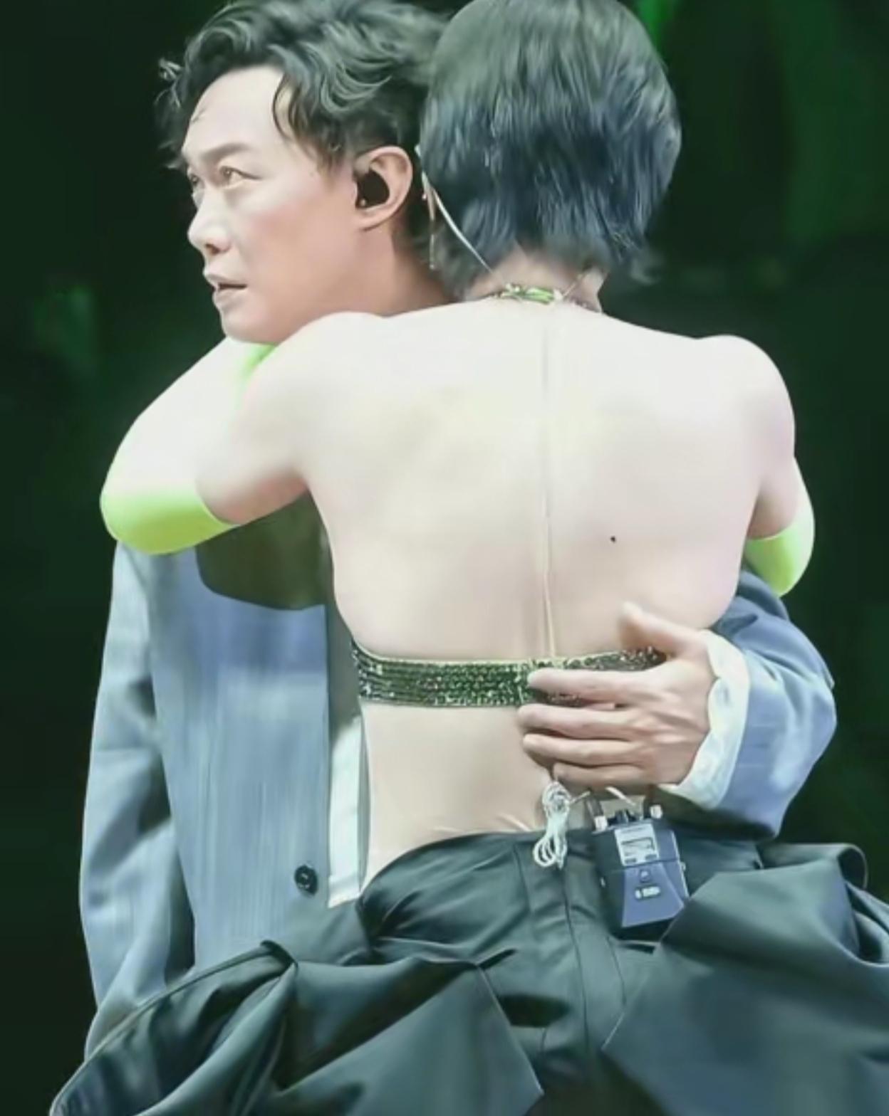 原来演艺圈的饭也不好吃！抱也不是，推也不是，一脸的尴尬，一脸的无奈！
     