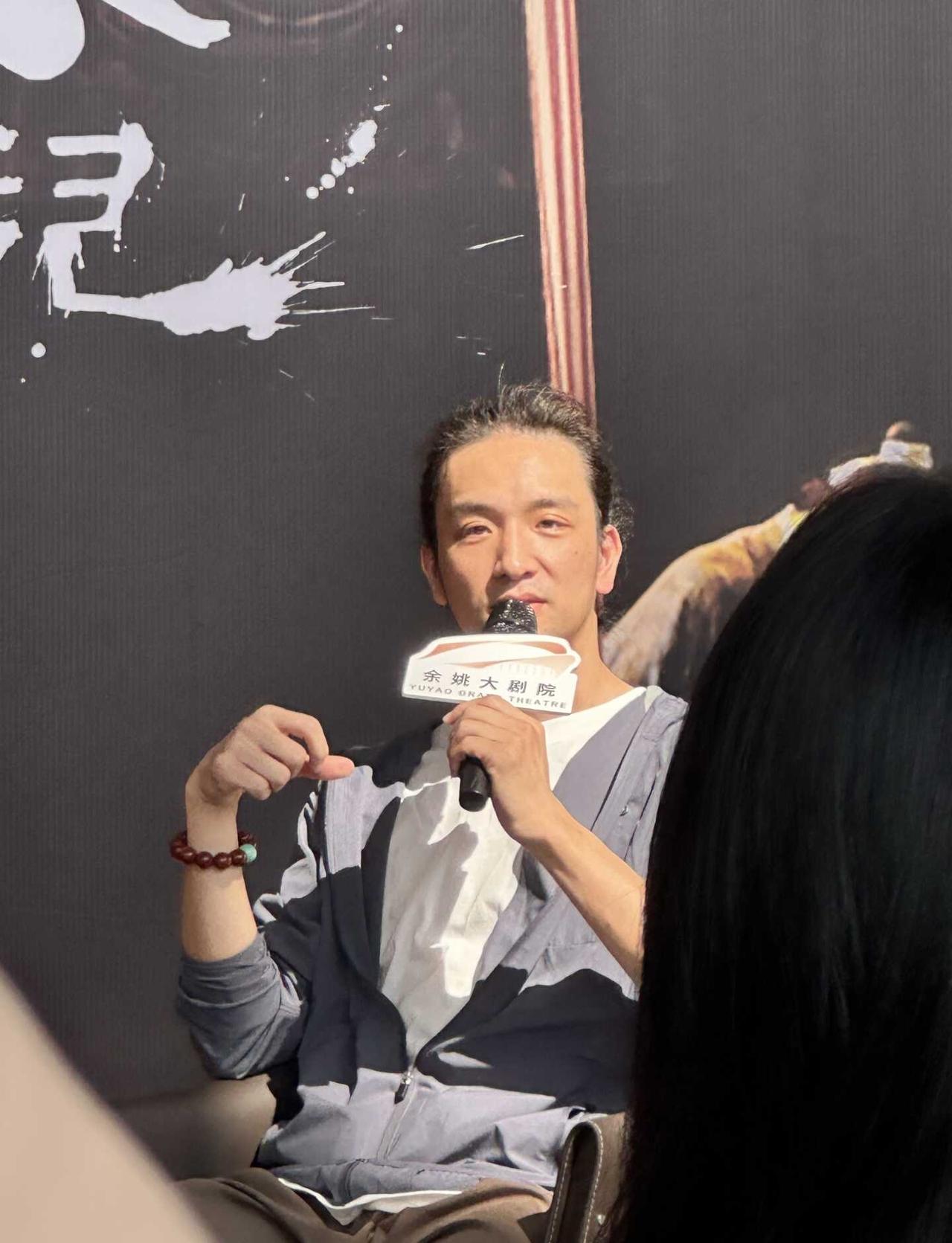 温暖阳光照耀下的胡阳老师✨
线下的胡阳老师真的太可爱了，主持人问对余姚的印象和感