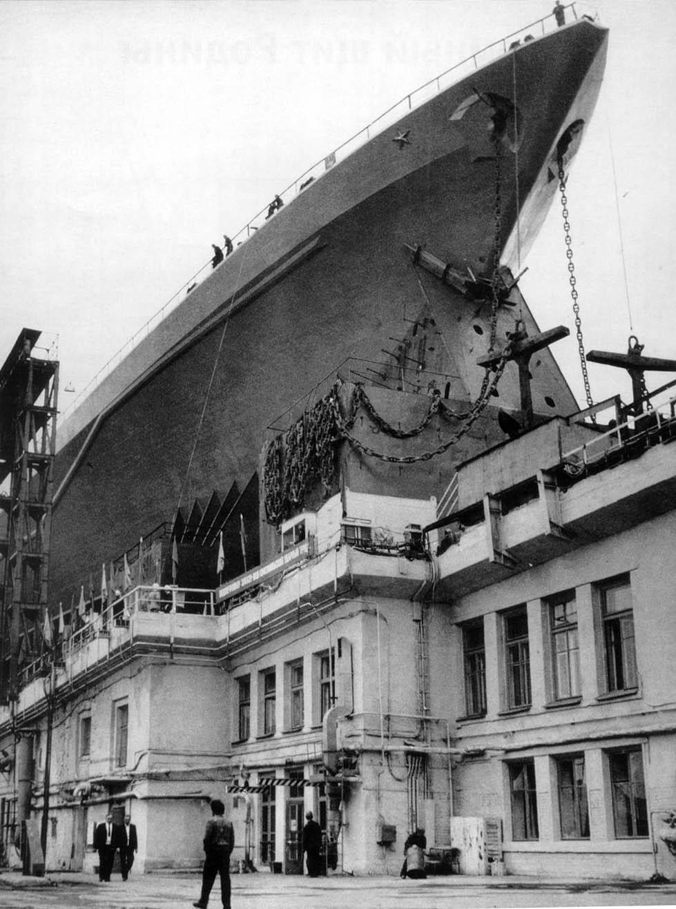 这个角度看过去的基洛夫号巡洋舰有多震撼
1977年，“基洛夫”级核动力巡洋舰的首