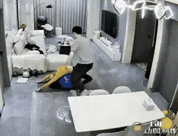 看得出来，
小姐姐满心欢喜，
结果他很失望。