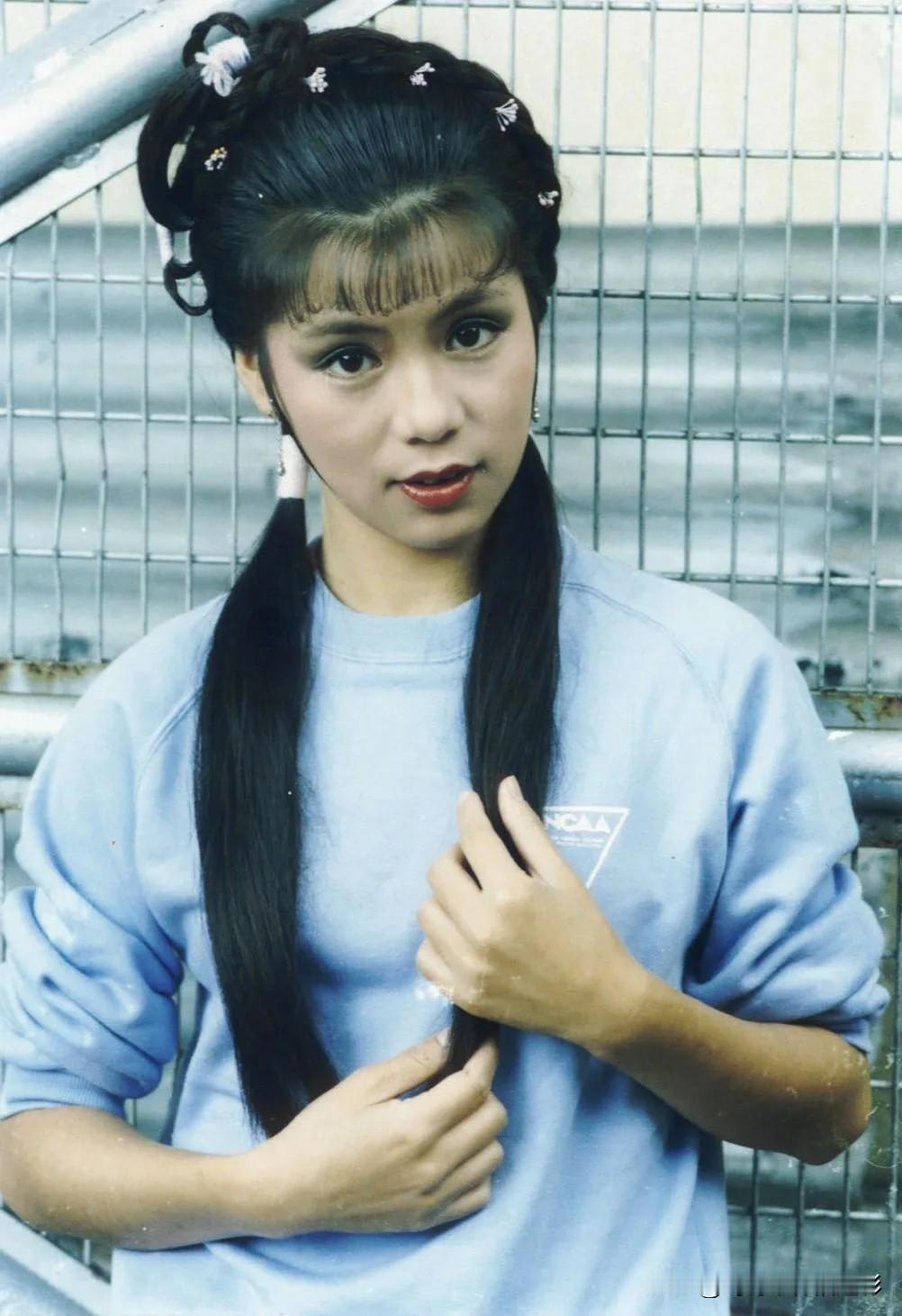 翁美玲《决战玄武门》幕后照📽️也许是刚拍完古装戏的翁美玲，还没来得及换下发髻头