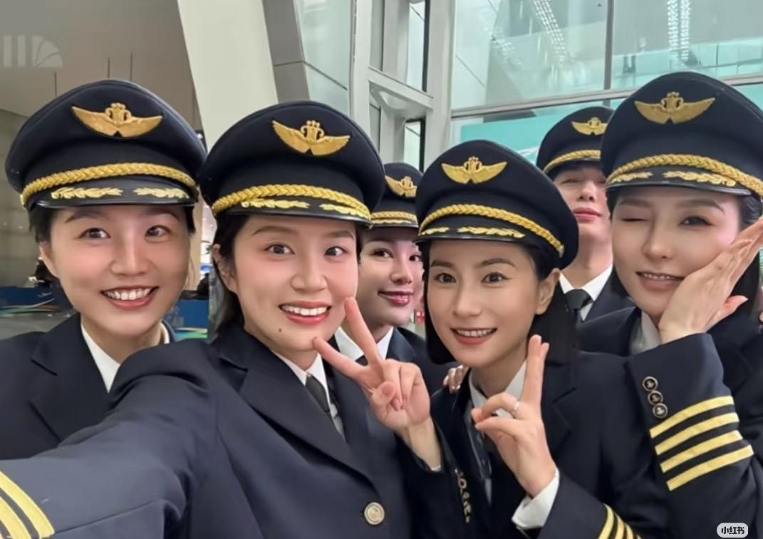 袖口都是四道杠，这是一群女机长👨🏻‍✈️的合影吗？感觉一个个都好年轻！