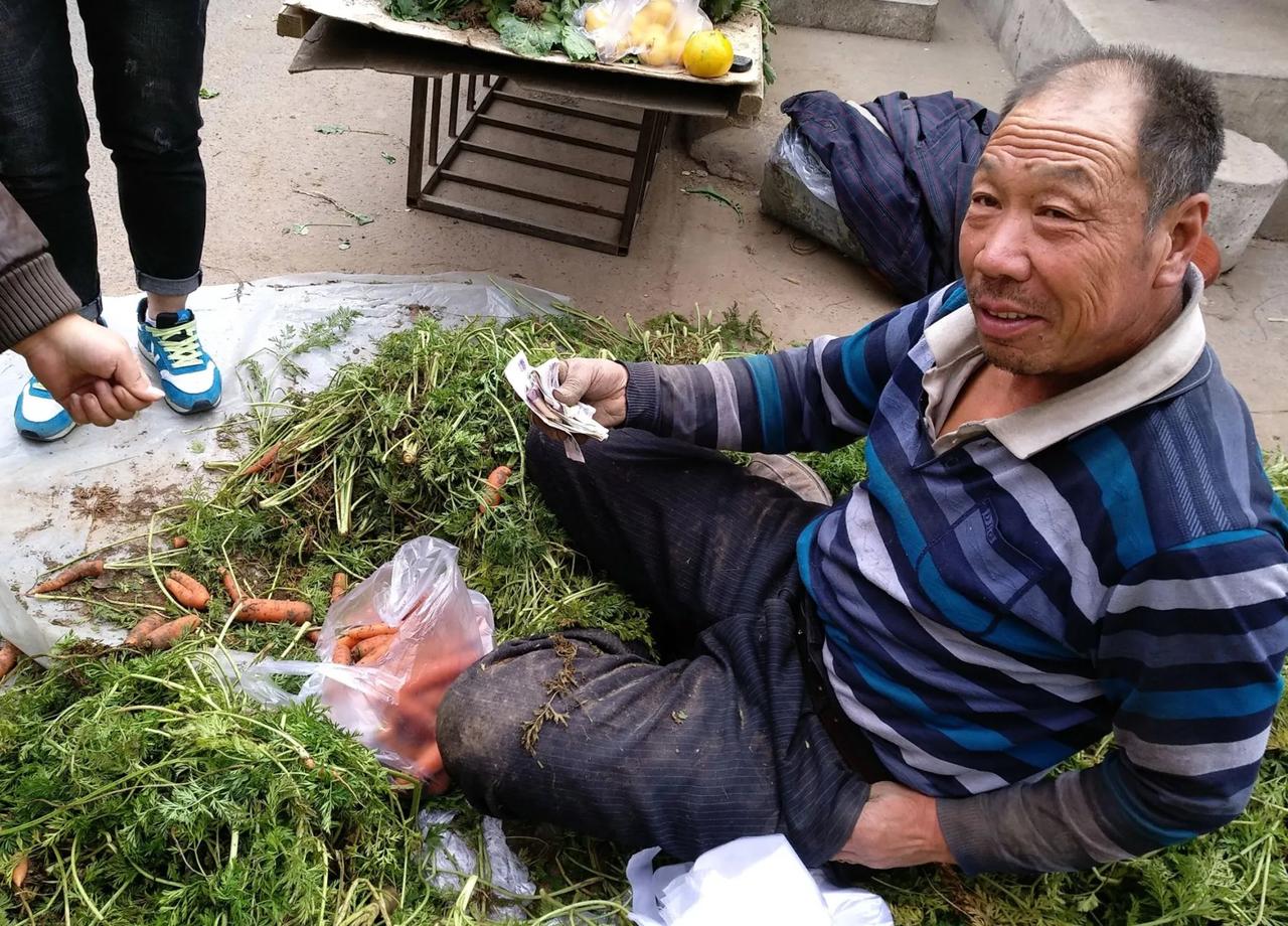 家乡的早市设在公园路边上，每天到公园活动的人必须经这里，从早上7点到11点，这里