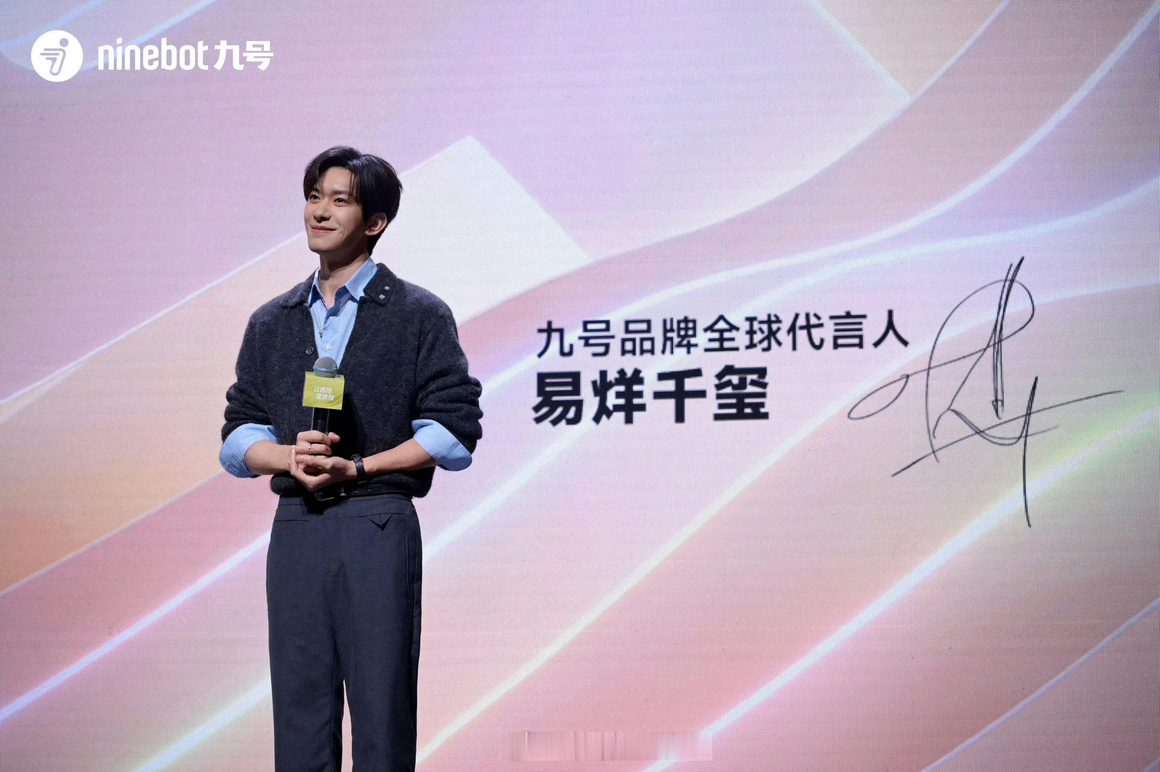 易烊千玺易烊千玺电影蛮荒禁地易烊千玺沈星    好可爱的宝贝儿，乖乖站在那里！