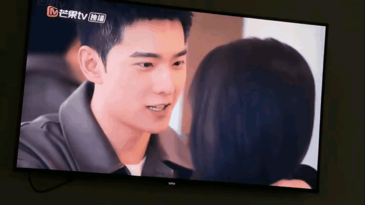 杨洋这个镜头，感觉像惊悚片发现有人偷窥，然后挑衅地看着摄像头，这样是不是比较合理
