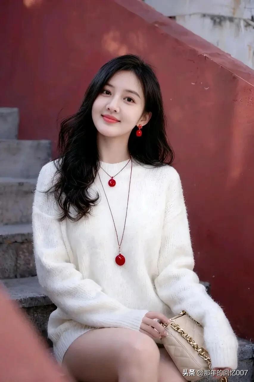 想象一下，一个穿白色毛衣的女孩坐在台阶上，那画面简直太有氛围感了。白色毛衣柔软又