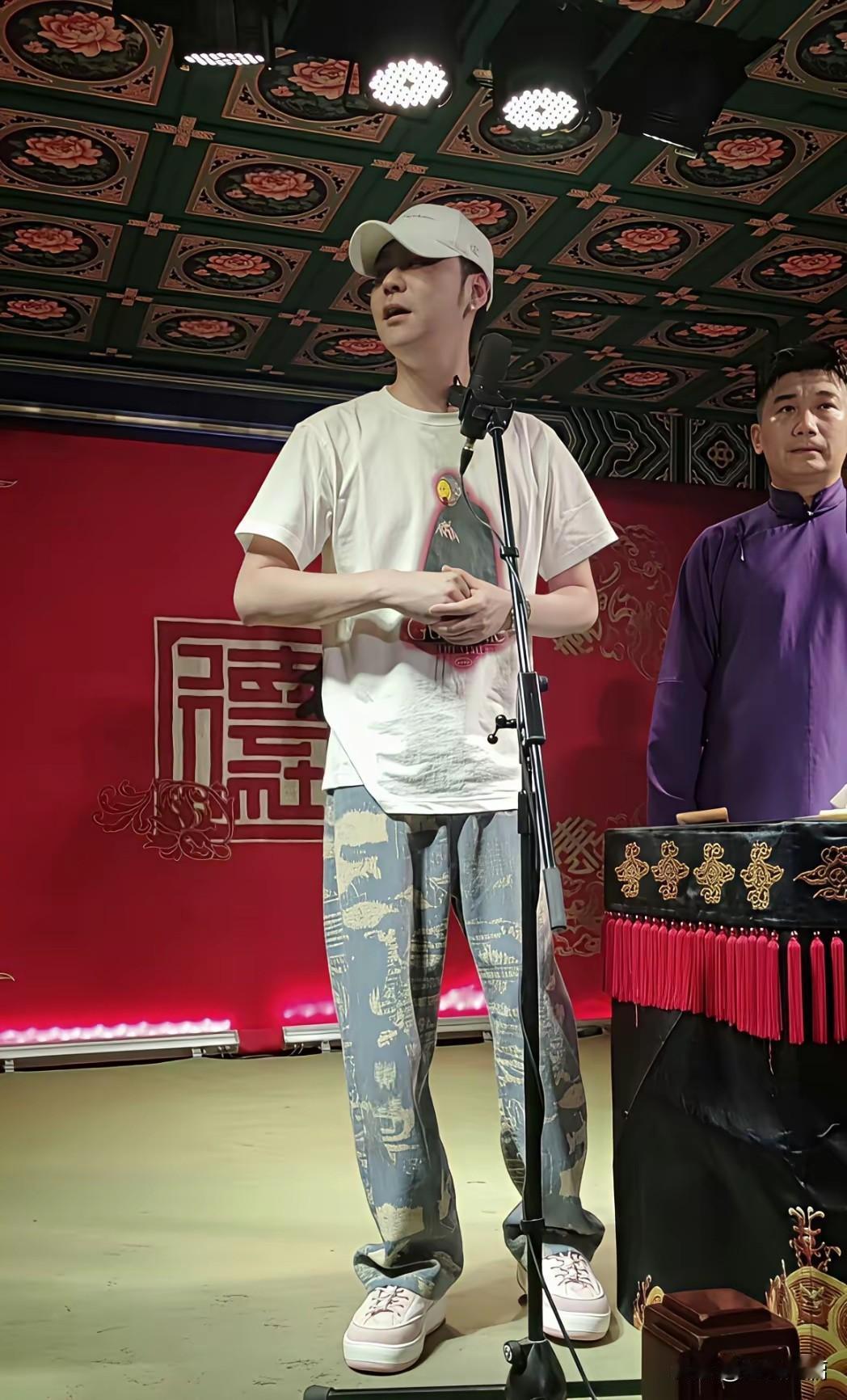 这是网友发布的张云雷昨天空降三里屯小园子的照片。
实话实说，真的挺瘦的，但是不知