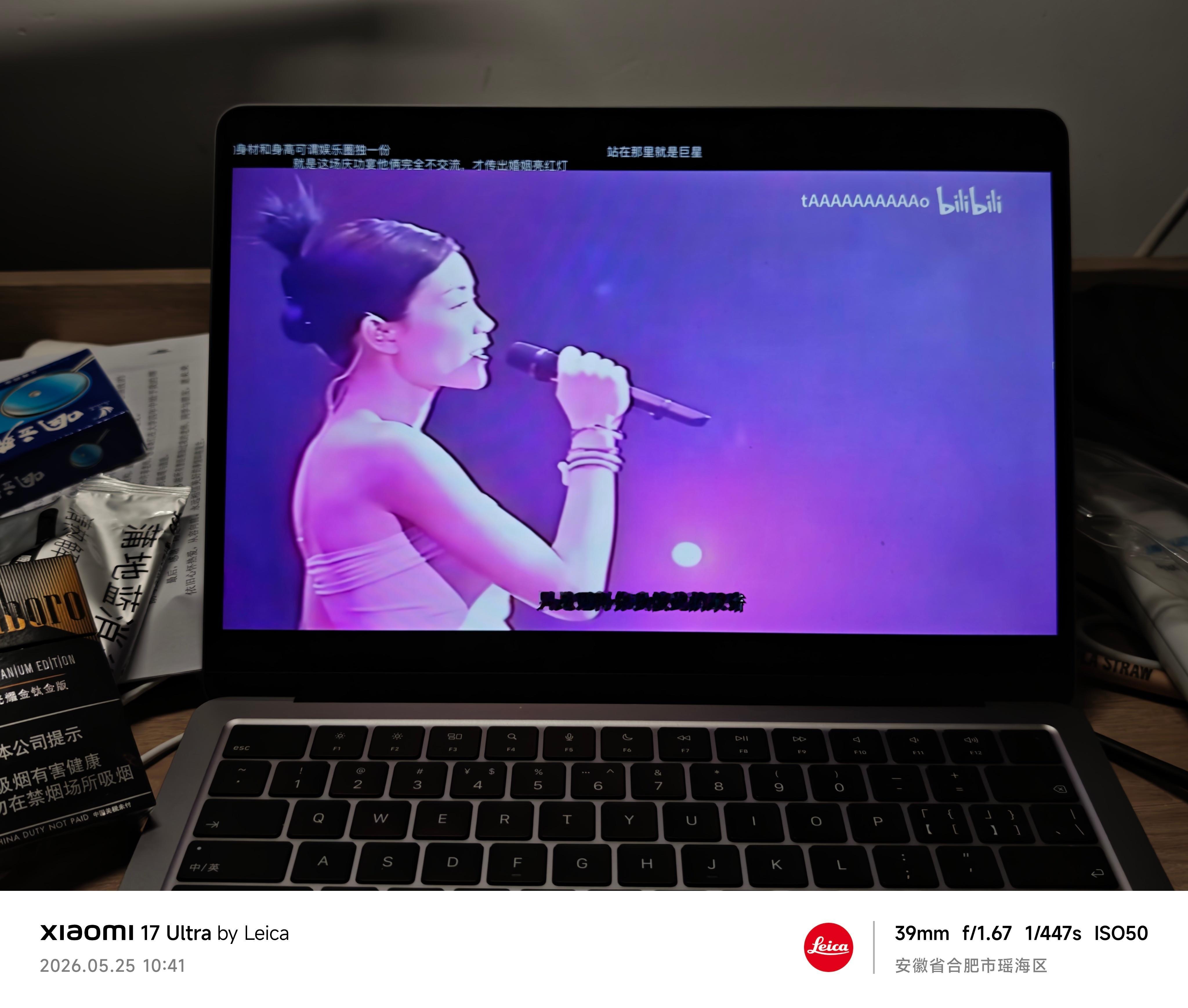 我还在沉醉于窦靖童唱的Don't Break My Heart中。她唱这首歌最迷