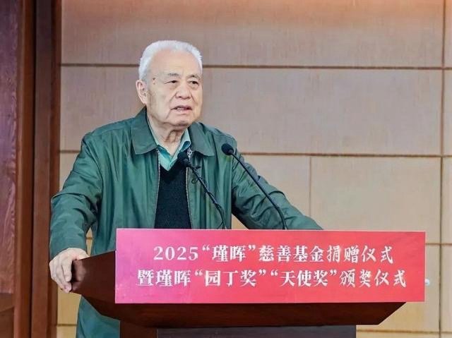 【#钱七虎累计捐赠超2350万#】6月3日，昆山市慈善总会打印出一张30万元的网