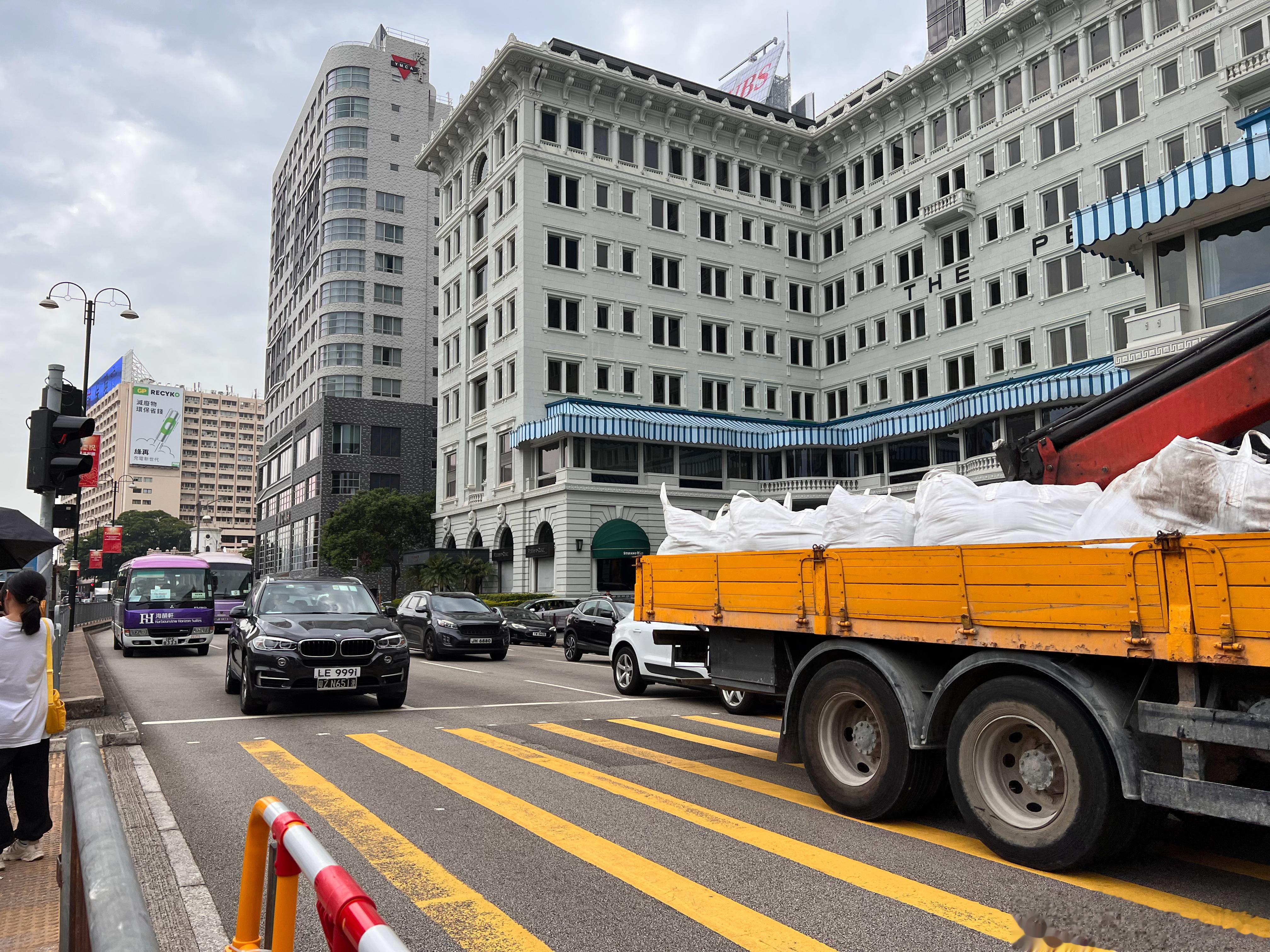 瞬间受不了，香港实在太吵[允悲]内燃机轰鸣声音太大，红绿灯起步从来不会吝啬油门，