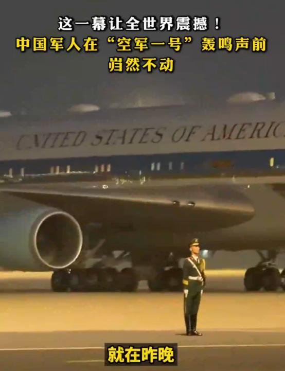 这画面真让人激动落泪，连跟着空军一号来的白宫记者都看懵了。全程没彩排，一名记者下