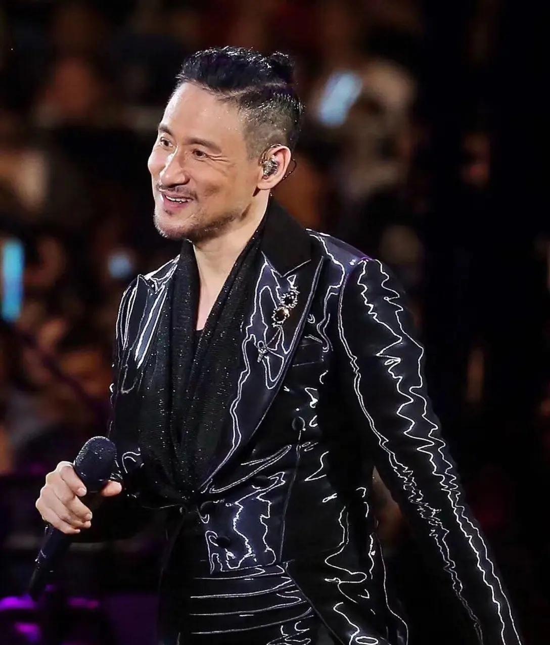 全网都在夸张学友的《水连天》，可我却偏要提提意见，早就看他不爽了。64岁了，马上