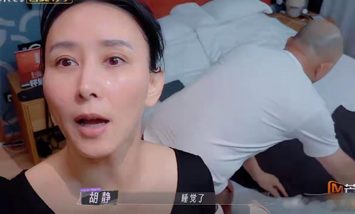 胡静素颜出镜，皮肤细腻白皙，状态超棒。戚薇素颜略显憔悴，胡静用猪油敷脸 20 年