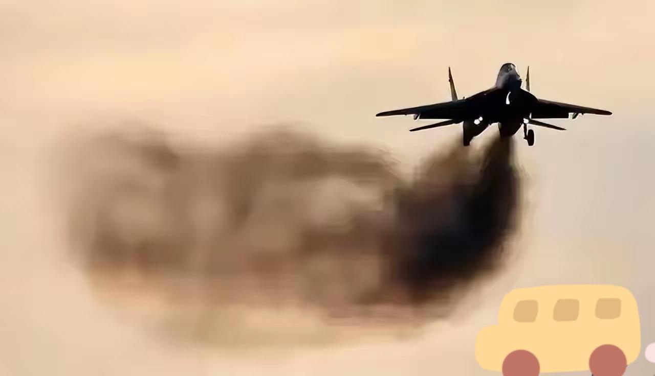 伊朗空军悲壮出击！
一架架老旧战机，拖着黑烟，轰鸣着升空了，在各国空军早已是迭代